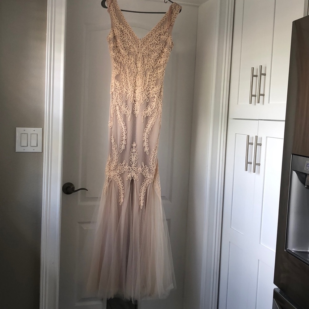 Cute dress in light pink peachy color.